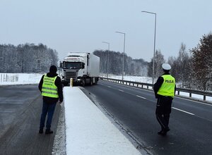 Funkcjonariusze na drodze przed nimi tir