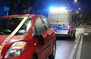 KPP Oświęcim. Potrącenie Dąbrowskiego samochód i radiowóz stoją na ulicy
