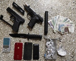 porcje mefedronu, noże i atrapy pistoletów