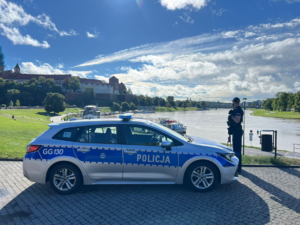 zakole Wisły w Krakowie, obok policjant i radiowóz