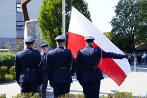 poczet wciąga flagę na maszt