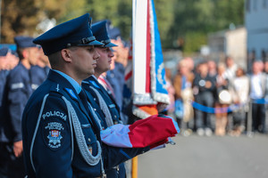 poczet flagowy ze złożoną na rękach flgaą