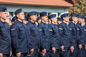 młodzi policjanci w rzędzie