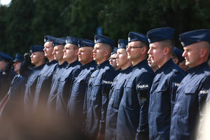 młodzi policjanci w rzędzie