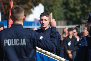 Policjanci ślubujący na sztandar