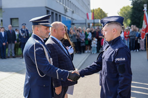 komendant Kubiak gratuluje policjantowi