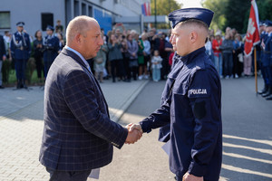 wojewoda gratuluje policjantowi