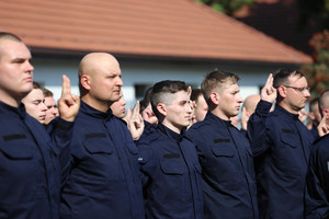 kilkoro ślubujących funcjonariuszy