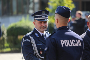 komendant Kubiak gratuluje policjantowi w innym ujęciu