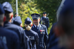 komendant Kubiak gratuluje nowej policjantce