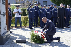 wojewoda składa wieniec