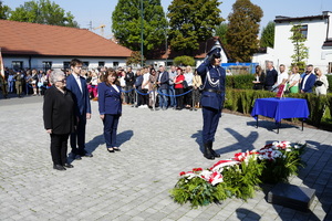 przedstawiciele rodzin pomordowanych policjantów pod krzyżem oddają cześć