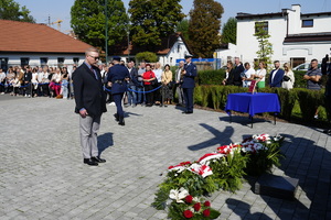 Michał Chlipała oddaje hołd pomordowanym pod krzyżem