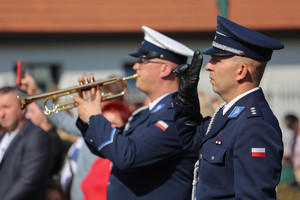 policjant salutuje obok policyjny trębacz