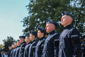 policjanci w rzędzie, ujęcie od dołu