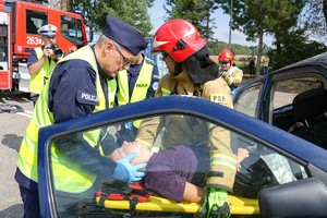 pokaz działań ratowniczych, współdziałanie straży pożarnej i policji