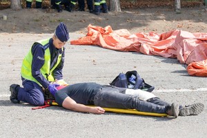 pokaz działań ratowniczych, współdziałanie straży pożarnej i policji