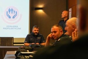 policjanci prowadzą wykład