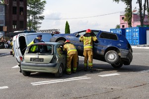 pokaz działań ratowniczych, współdziałanie straży pożarnej i policji