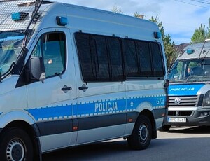 radiowozy policyjne stojące w pobliżu stadionu w dębnie