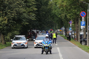 policjant przed pochodem na motorze