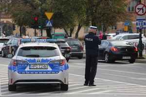 policjant kieruje ruchem