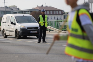 policjant blokuje ruch na moście przed pochodem