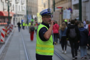 policjant rozmawia przez radiostację