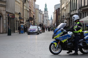 uczestnicy pochodu wychodzą z grodzkiej w rynek z przodu policyjne pojazdy