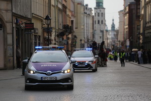 radiowóz i auto straży miejskiej