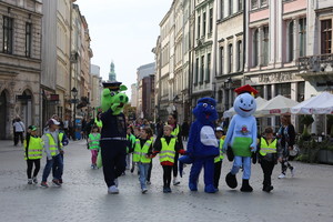 dzieci z maskotkami wchodzą na rynek