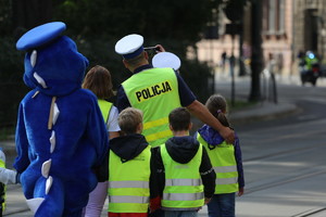 policjant obejmuje dziecko w trakcie wspólnego zdjęcia