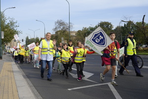 pochód dzieci przez aleje