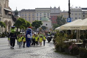 dzieci przechodzą przez rynek