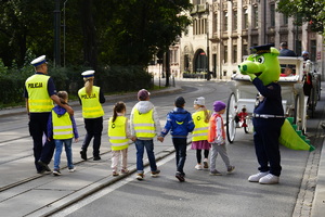 dzieci w pochodzie na pierwszej obwodnicy, policjant obejmuje dziecko