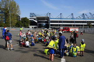 dzieci na parkingu pod stadionem wisły