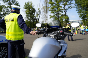 policjant przy motorze na parkingu wisły