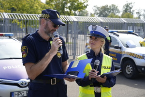 strażnik miejski i policjantka przy mikrofonie