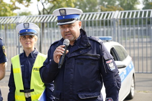 naczelnik i pomysłodawca pochodu - naczelnik Niemczura przy mikrofonie