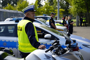 policyjne radiowozy na parkingu