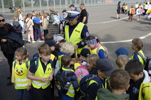 policjantka rozdaje dzieciom cukierki