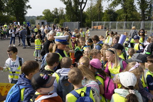 policjantka rozdaje cukierki dzieciom