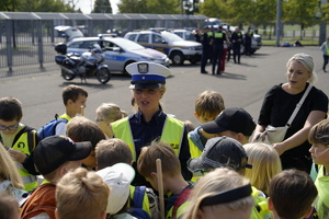 policjantka rozdaje cukierki