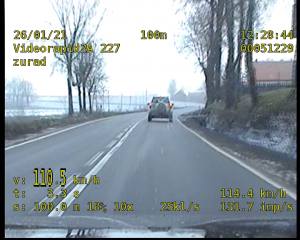 widok nagrania pomiaru prędkości z wideorejestratora, obrazujący jadącą toyotę z prędkością 110 km na h