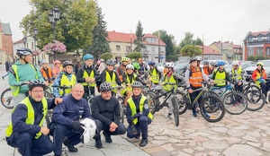 policjanci wraz z uczniami szkół podstwaowych  podczas przejazdu rowerowego