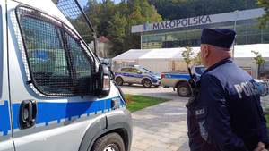 umundurowany policjant podczas zabezpieczenia forum  Krynica