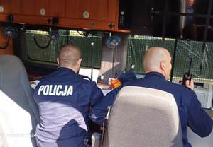 Policjaci podczas zabezpieczenia  Forum Krynica