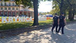 Umundurowaniu  policjanci patrolują ulice w Krynicy -Zdroju