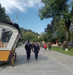 Policjanci podczas zabezpieczenia prewencyjnego Forum Krynica