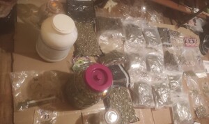 zabezpieczone narkotyki w woreczkach foliowych i pudełkach